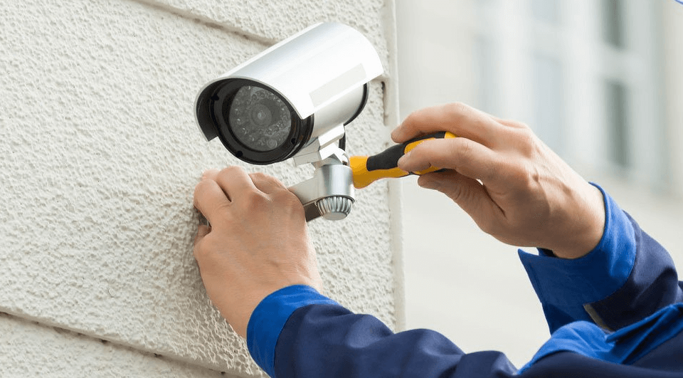 installazione telecamera sul pianerottolo